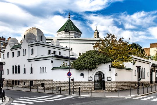 Paris'te Kurban Bayramı namazı için camiler doldu taştı.