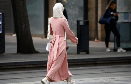 Fransa Eğitim Bakanı: Okulda abaya giymek yasak.