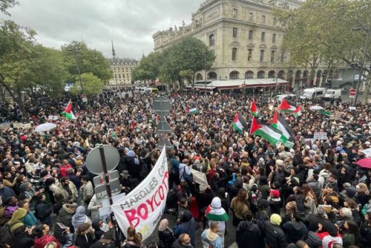 Paris'te yasağa ve yağmura rağmen Filistin'e destek gösterisi düzenlendi.