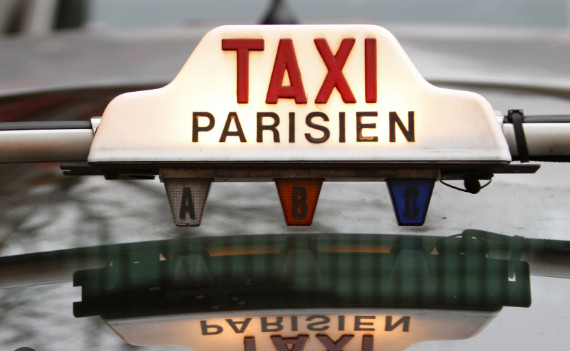 Fransa'da taksiciler, sosyal güvenlik yasasını protesto etmek için greve gitti.