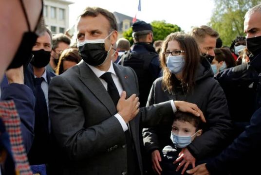 Macron’dan kartsızlara: 'Fransa'ya gelenler dil öğrenmeli, kendini eğitmeli, iş bulmalı.'