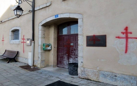 Fransa'daki Türk camilerine çirkin saldırı. Cami duvarlarına çifte haç işareti çizildi.