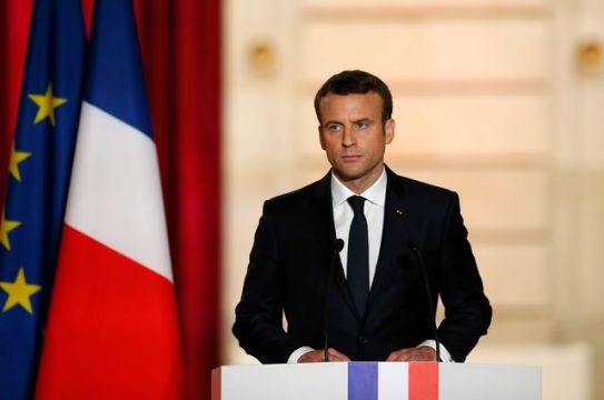 Emmanuel Macron, bayrakdaki mavi rengin tonunu koyulaştırdı.
