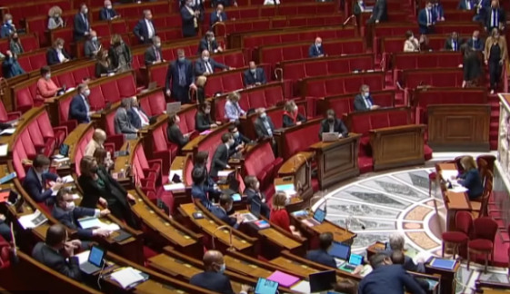 Hükümet Fransa'da 30 yıldan sonra mecliste salt çoğunluğu sağlayamadı.
