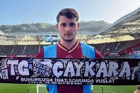 Paris’te sokakta başından vurulan Türk genci hayatını kaybetti.