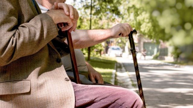 Hükümet Fransa'da emeklilik yaşını 64'e çıkaracak.
