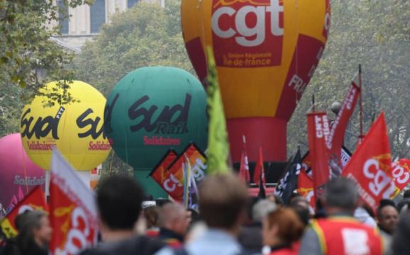 Fransa'da emeklilik reformuna karşı kitlesel grevlerin üçüncüsü başladı.