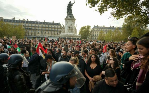  Filistin'e destek için Paris'te binlerce kişi bir araya geldi.