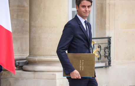 34 yaşındaki Gabriel Attal Fransa'nın ilk en genç ve eşcinsel başbakanı oldu.