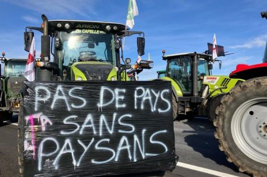 Tarım üretiminde Avrupa’nın en büyük ülkesi Fransa’da hükümete karşı çiftçi eylemleri sürüyor.  