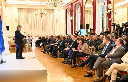 Fransa İçişleri Bakanı Müslüman derneklerinin, federasyon şeklinde teşkilatlandırılabilir.