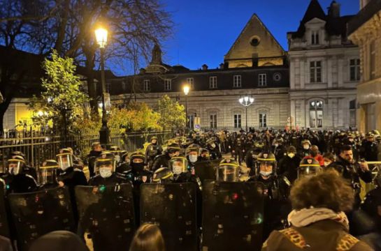 Paris'te Polis tiyatro işgal eden 400'den fazla göçmeni tahliye etti.