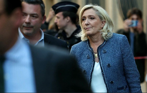 Aşırı sağcı Marine Le Pen yolsuzluktan suçlu bulundu.