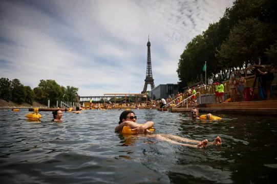 Paris sakinleri yüz yılı aşkın bir süre sonra yasal olarak Seine Nehri