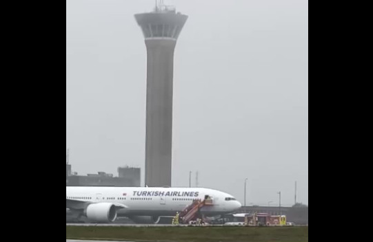 THY Paris-İstanbul seferini gerçekleştiren uçağının lastiği patladı.