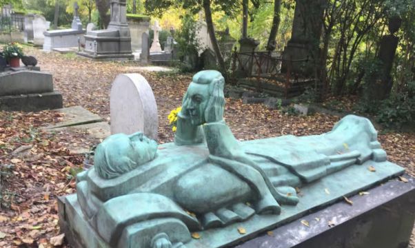 Paris Belediyesi, ünlülerin yanına defnedilmek isteyenler için kura başlattı.