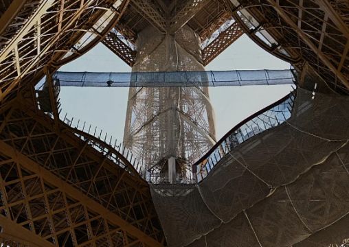 Eyfel Kulesi'ne yeni asma köprü ziyaretçilerini ağırlamaya başladı.