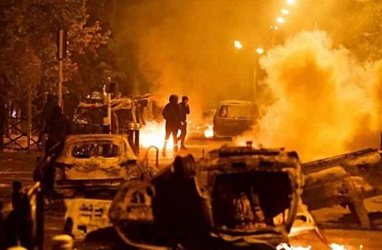 Centre-Val de Loire Polis 'dur' ihtarına uymayan gence çarptı. Şehir yangın yerine döndü.